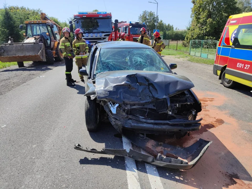 Bus i dwie osobówki zderzyły się pod Bełchatowem. Straż, policja i karetka na miejscu [FOTO] - Zdjęcie główne