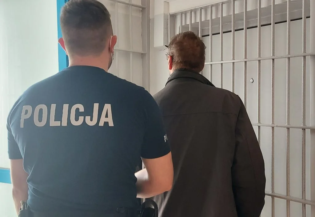 Cmentarz, drogie alkohole i aktówka wypełniona pieniędzmi. Do akcji wkroczyli policjanci z Zelowa - Zdjęcie główne