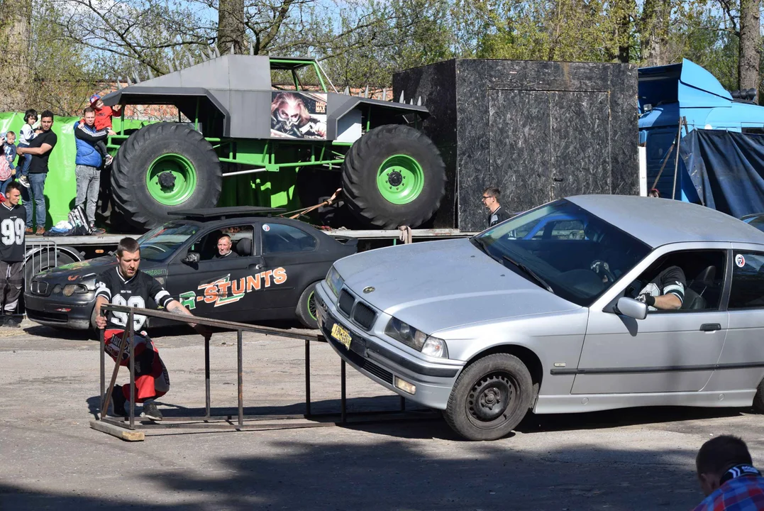 Giganty na czterech kołach zrobiły duże show! Widowiskowy pokaz monster trucków