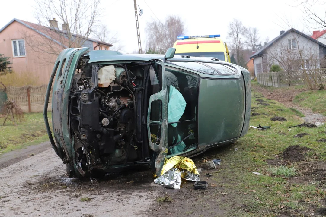 BMW leży na boku i częściowo blokuje drogę. Wypadek niedaleko Dąbrowic [ZDJĘCIA] - Zdjęcie główne