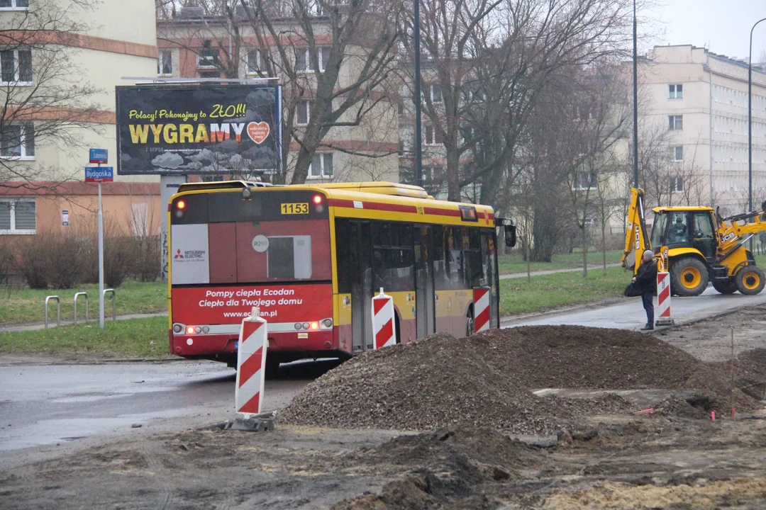 Utrudnienia dla pieszych i podróżnych MPK Łódź na Lutomierskiej