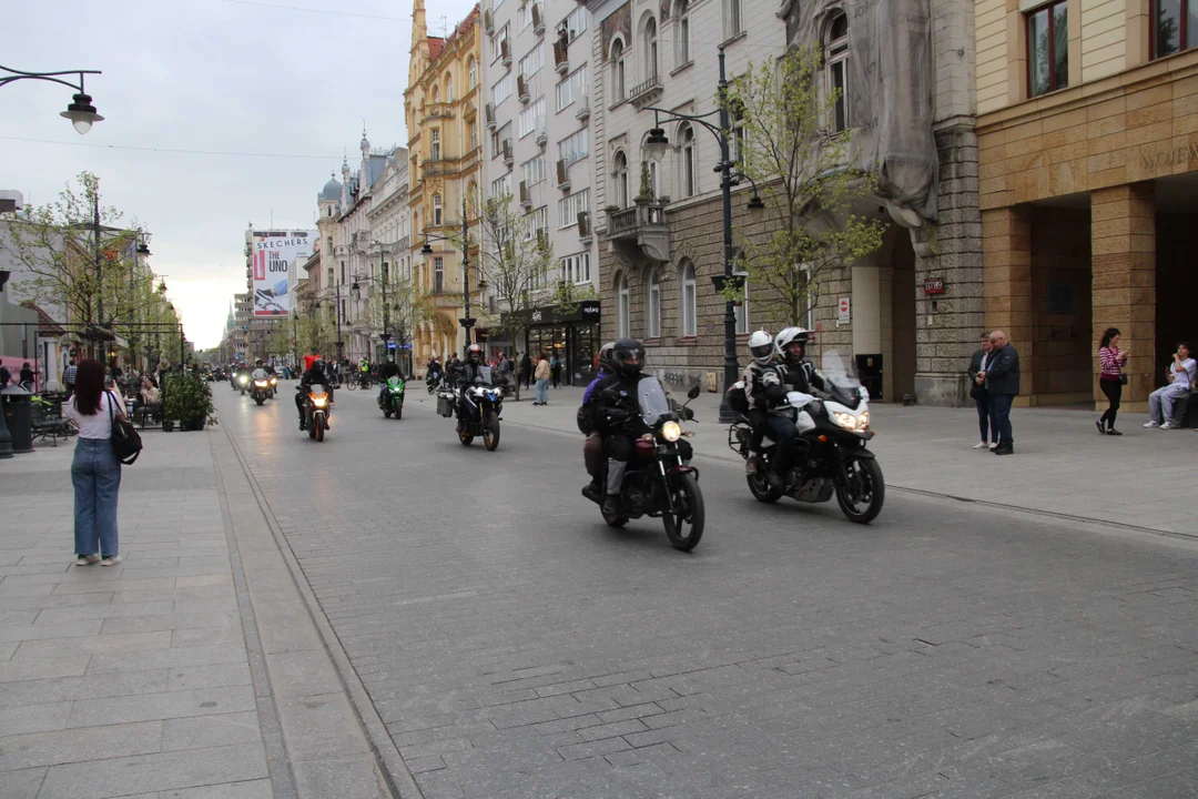 Wielka parada motocyklowa na ulicy Piotrkowskiej w Łodzi