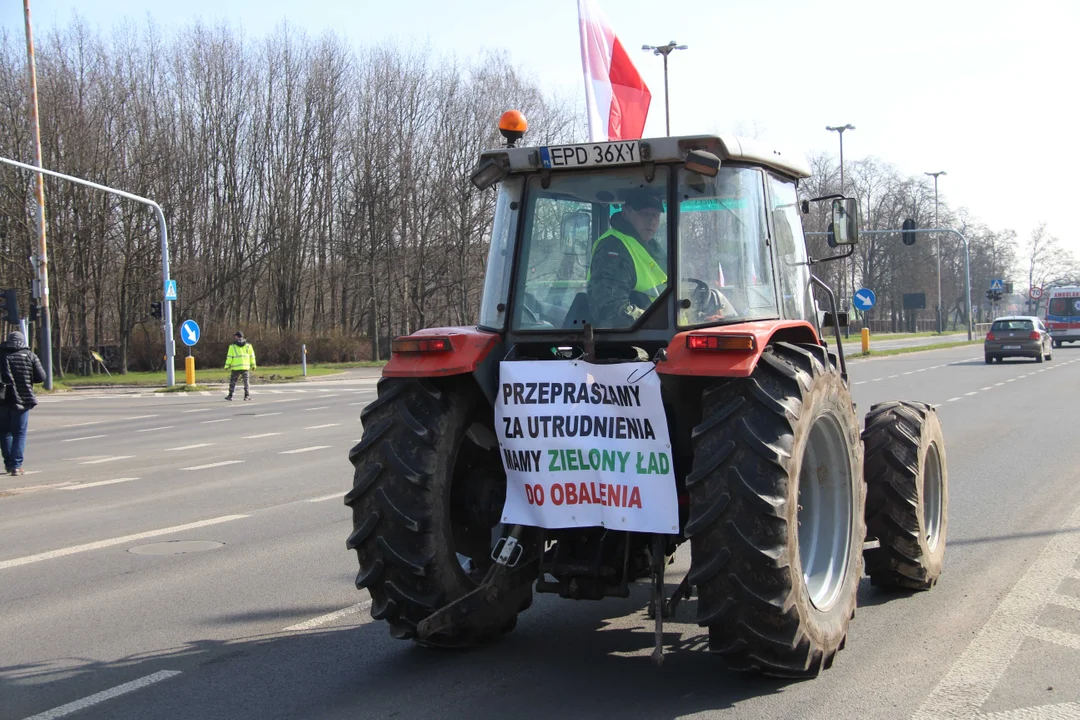 Protest rolników w Łodzi - skrzyżowanie Aleksandrowska/Szczecińska