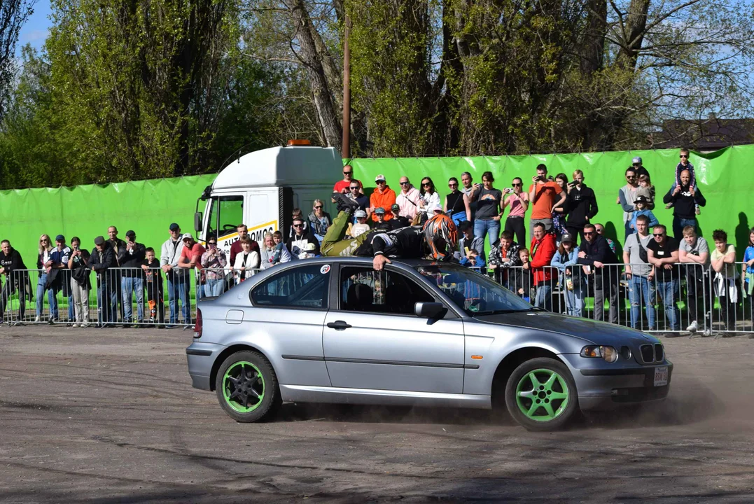 Giganty na czterech kołach zrobiły duże show! Widowiskowy pokaz monster trucków