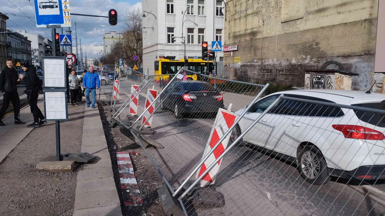 Elementy stalowego ogrodzenia niebezpiecznie pochyliły się nad jezdnią ul. Zachodniej. Wyglądało to groźnie [ZDJĘCIA] - Zdjęcie główne