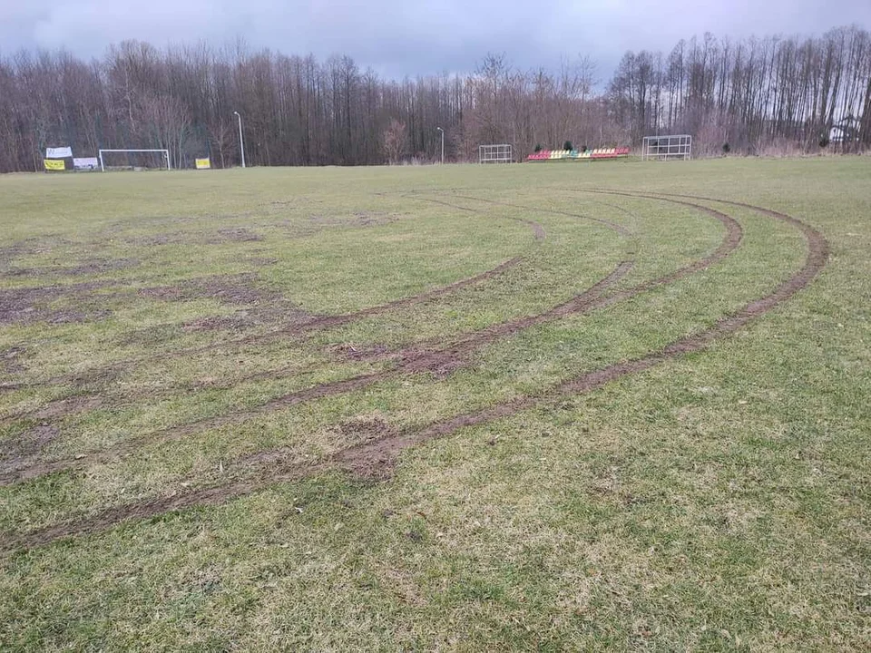 Zniszczona murawa na boisku w Szczawinie pod Zgierzem. Kto dopuścił się dewastacji? - Zdjęcie główne