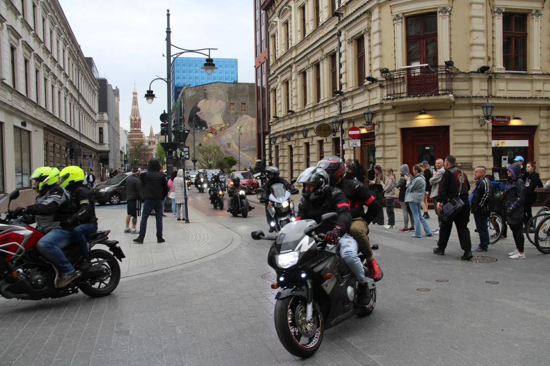 Wielka parada motocyklowa na ulicy Piotrkowskiej w Łodzi