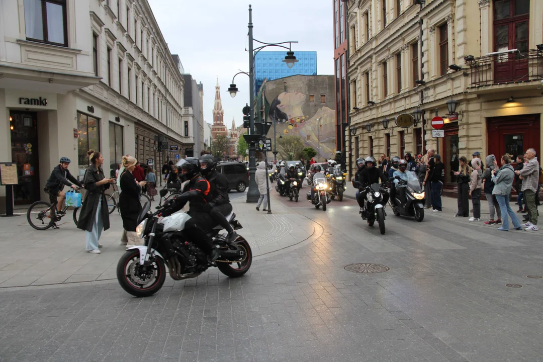 Wielka parada motocyklowa na ulicy Piotrkowskiej w Łodzi