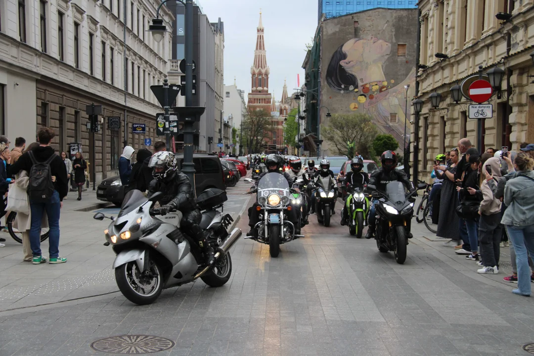 Wielka parada motocyklowa na ulicy Piotrkowskiej w Łodzi