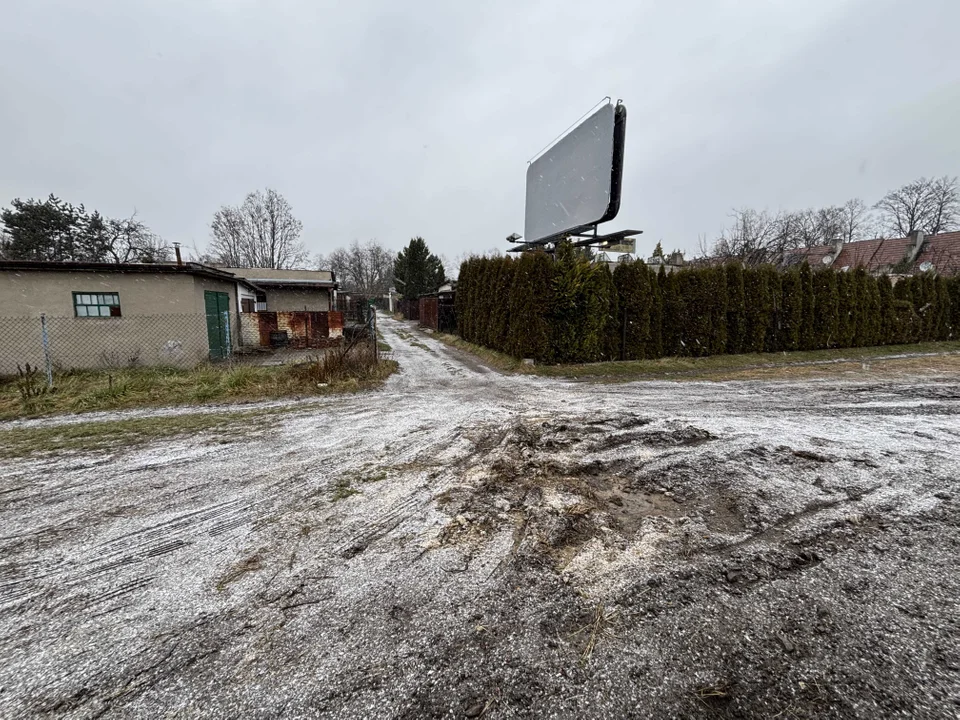 Wiata przystankowa przy Strykowskiej utrudnia dojazd mieszkańcom