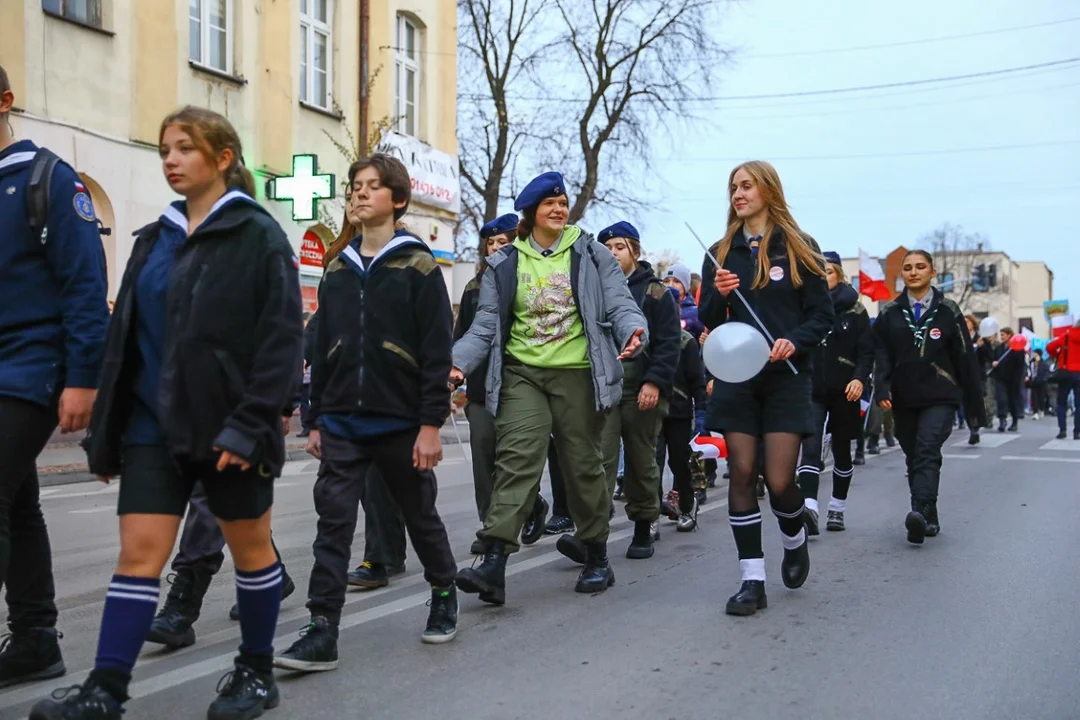 Pochody 11 listopada w Zgierzu. Mieszkańcy tłumnie uczestniczyli w uroczystościach Święta Niepodległości.