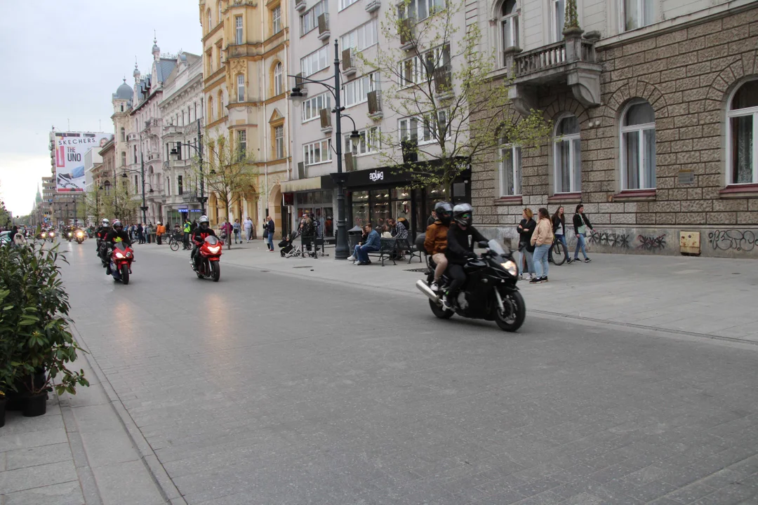 Wielka parada motocyklowa na ulicy Piotrkowskiej w Łodzi