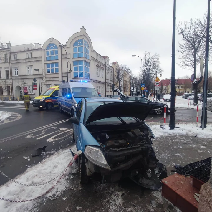 Wypadek w centrum miasta! Dwie osoby w szpitalu, duże utrudnienia w ruchu [ZDJĘCIA] - Zdjęcie główne