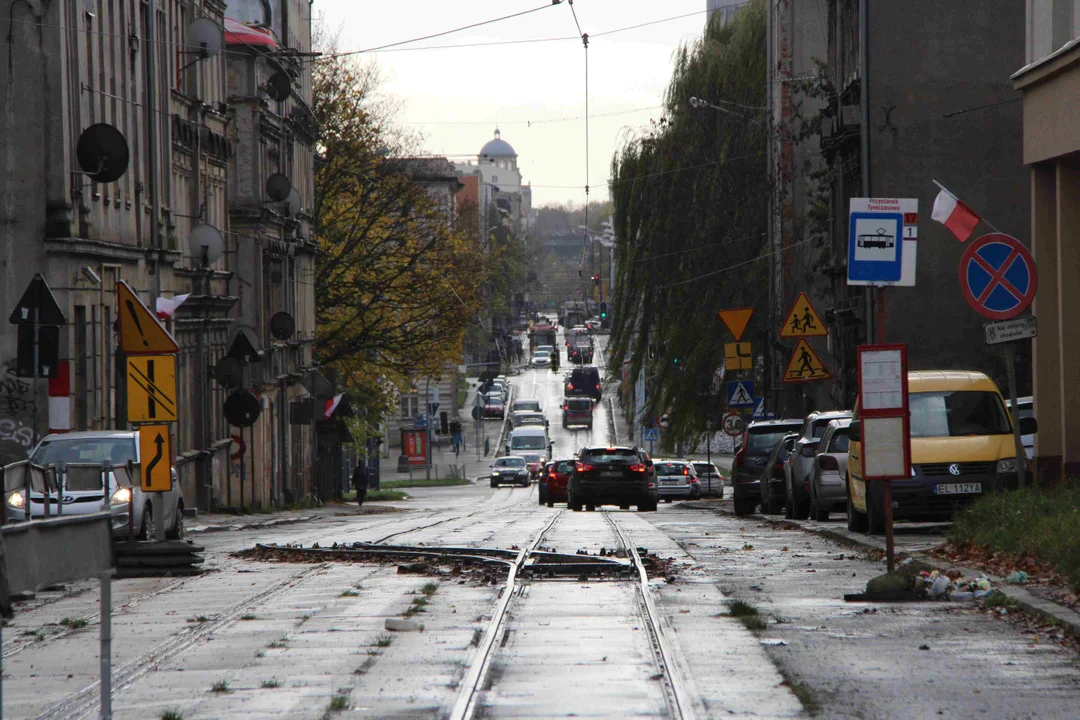 Brudny przystanek tramwajowy przy centrum krwiodawstwa w Łodzi