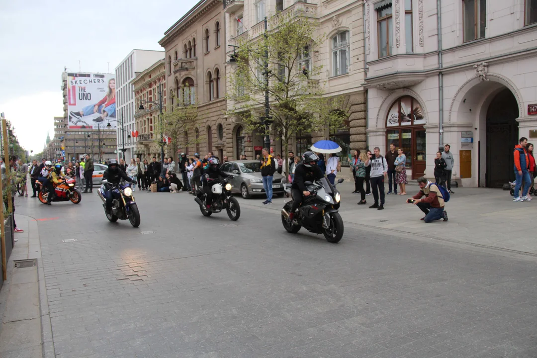 Wielka parada motocyklowa na ulicy Piotrkowskiej w Łodzi