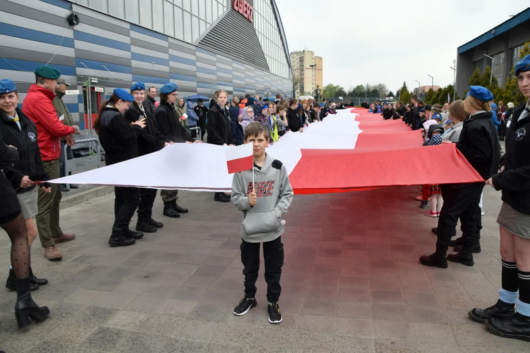 Defilada ze 100-metrową flagą. Mieszkańcy Zgierza przeszli ulicami miasta - Zdjęcie główne