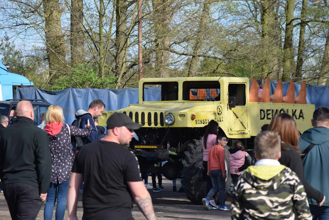 Giganty na czterech kołach zrobiły duże show! Widowiskowy pokaz monster trucków