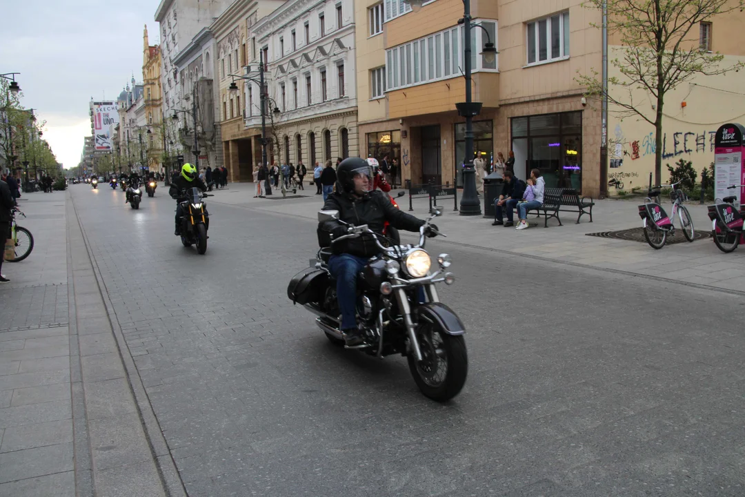 Wielka parada motocyklowa na ulicy Piotrkowskiej w Łodzi