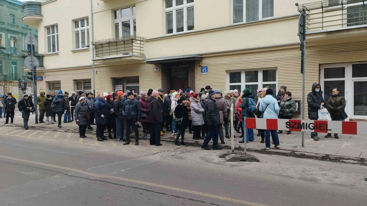 Ponad 100 osób przyszło, żeby pospacerować po Starym Polesiu. Szukali śladów kultury żydowskiej [ZDJĘCIA] - Zdjęcie główne