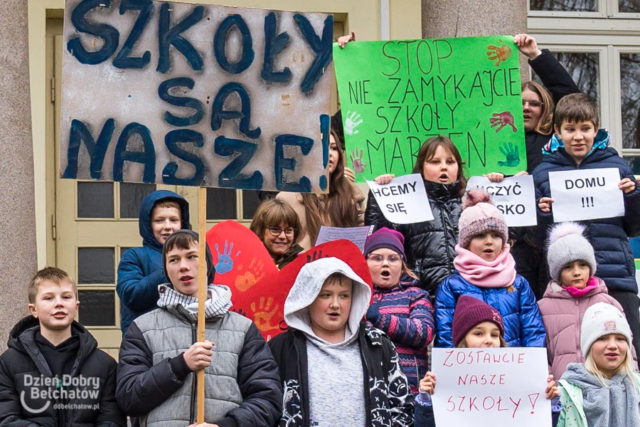 Protestują przeciwko zamykaniu szkół. „Dzieci chcą oddawać pieniądze z komunii” [FOTO] - Zdjęcie główne