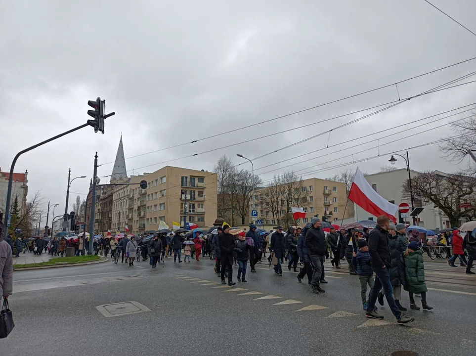 Marsz papieski w Łodzi. Setki łodzian ruszyło ulicami miasta [zdjęcia]