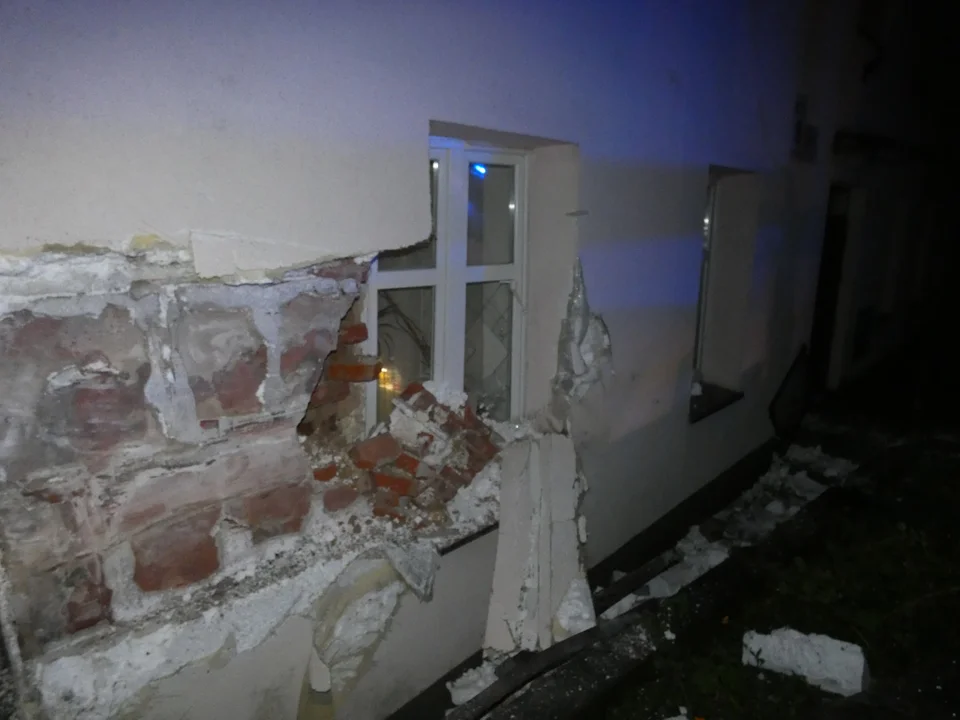 Nocny wypadek w Kościerzynie. Audi A6 przebiło balustradę i uderzyło w budynek