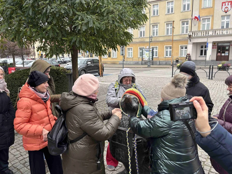 Pomnik w centrum miasta udekorowany przez grupę „Zamontanki”