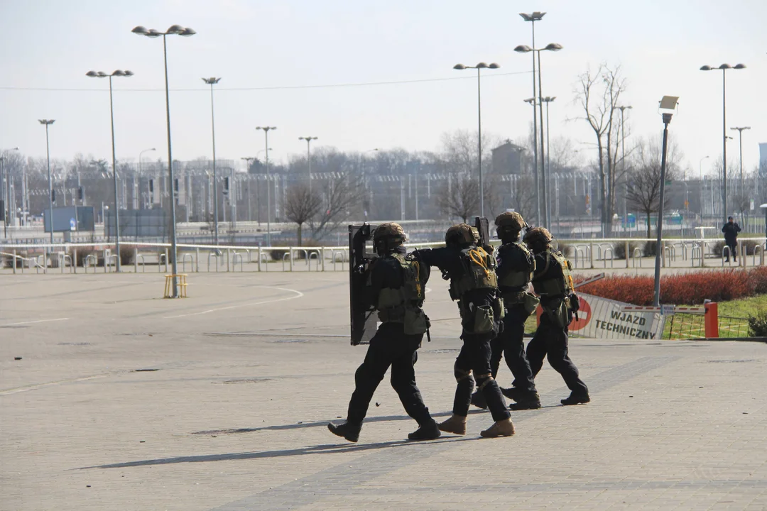 Ćwiczenia służb specjalnych na stadionie ŁKS-u