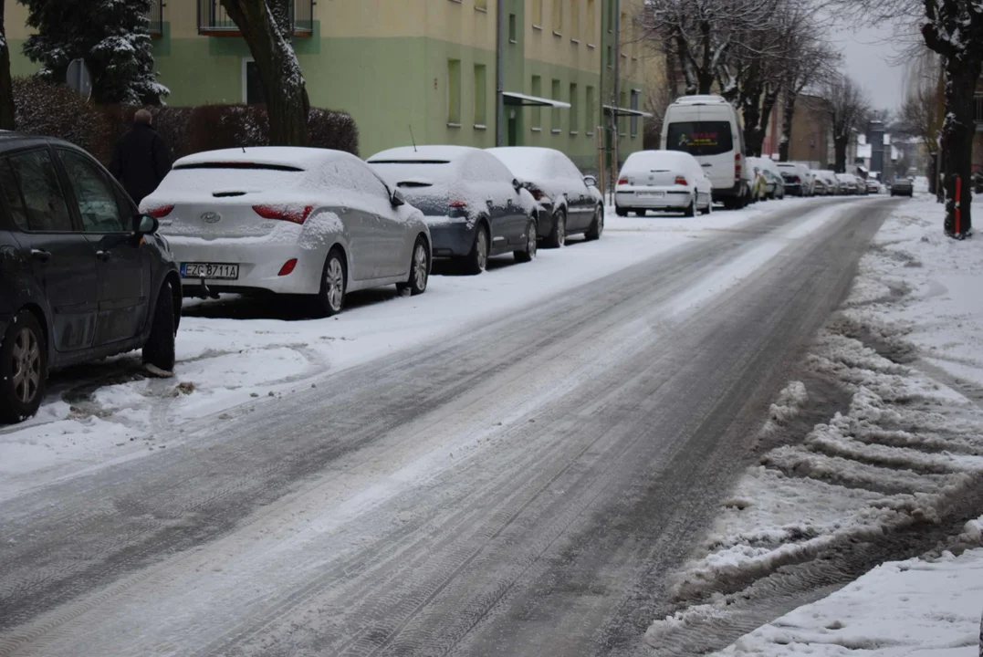 Zima zaskoczyła drogowców…zimą? Mieszkańcy Zgierza skarżą się na nieodśnieżone drogi i chodniki [ZDJĘCIA] - Zdjęcie główne