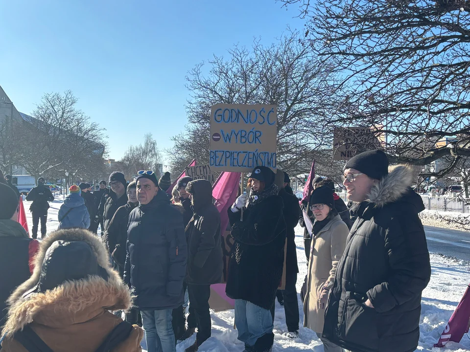 Kolejna manifestacja przed szpitalem na Zaspie. Protest i kontrmanifestacja twarzą w twarz