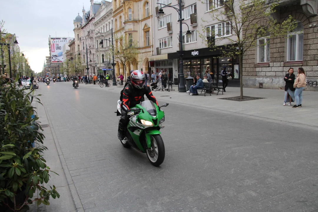 Wielka parada motocyklowa na ulicy Piotrkowskiej w Łodzi