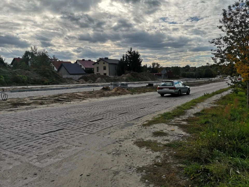 Mieszkańcy ulicy Diamentowej chcieli remontu drogi. Miasto odpowiada, że obecnie nie ma na to funduszy