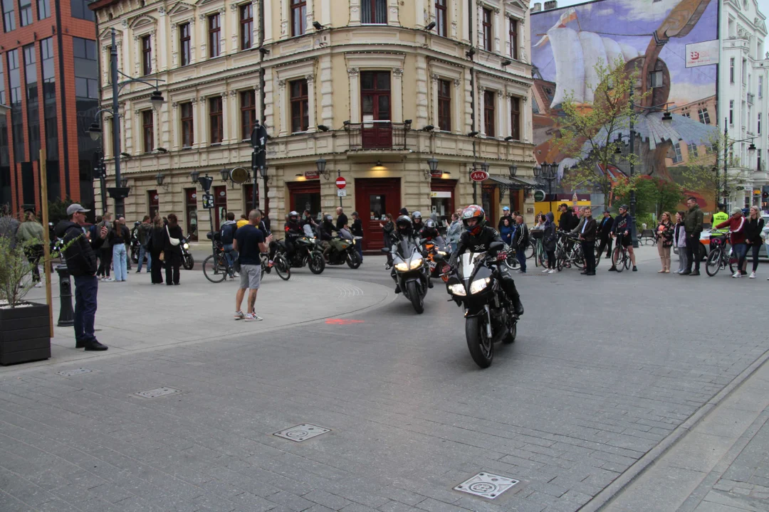 Wielka parada motocyklowa na ulicy Piotrkowskiej w Łodzi