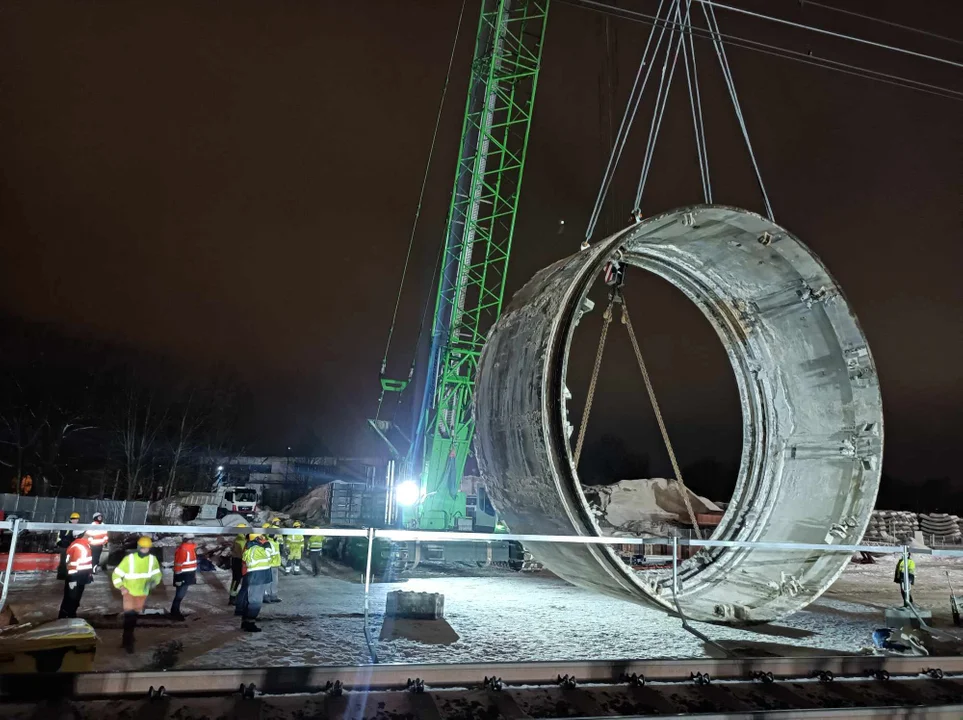 Przenoszenie TBM Faustyny nad torami