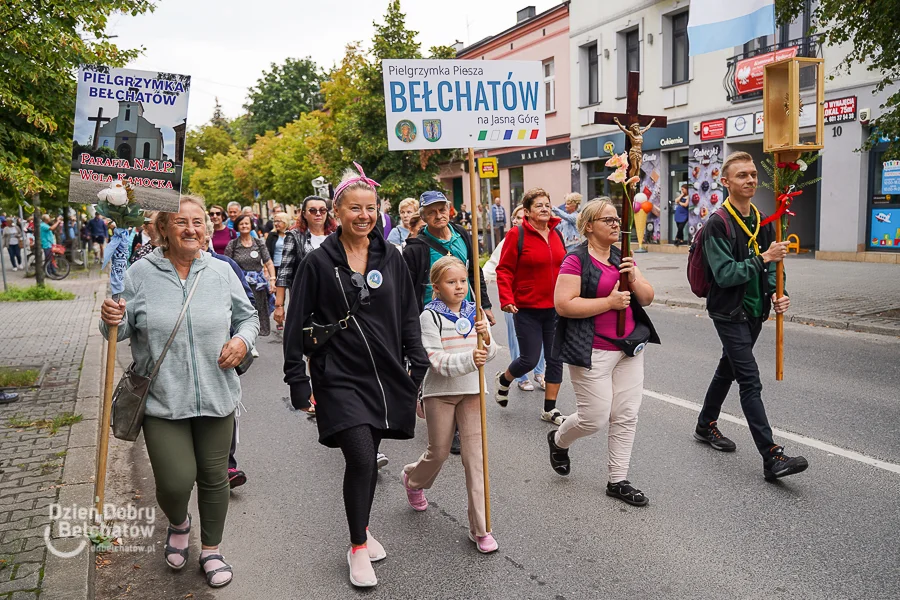 Pielgrzymka wyruszyła na Jasną Górę. Ze śpiewem na ustach przeszli ulicami miasta [FOTO] - Zdjęcie główne