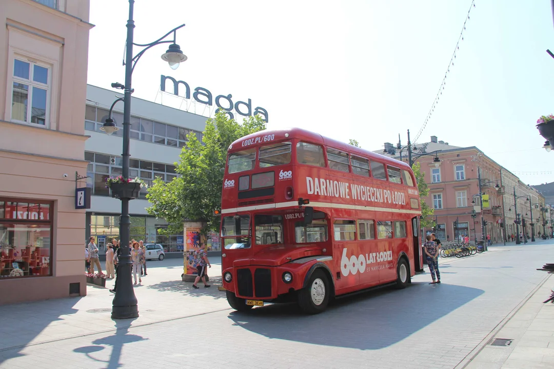 Piętrowy autobus turystyczny przemierza szlakiem łódzkich zabytków