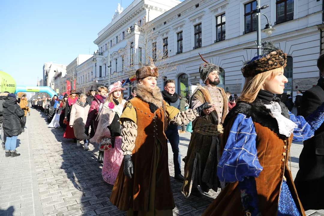 Polonez dla Łodzi. Maturzyści zatańczyli na Piotrkowskiej