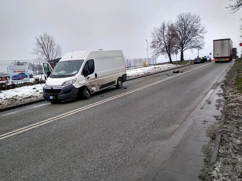 Utrudnienia na DK 60 pod Kutnem. Doszło do wypadku z udziałem osobówki i dostawczaka