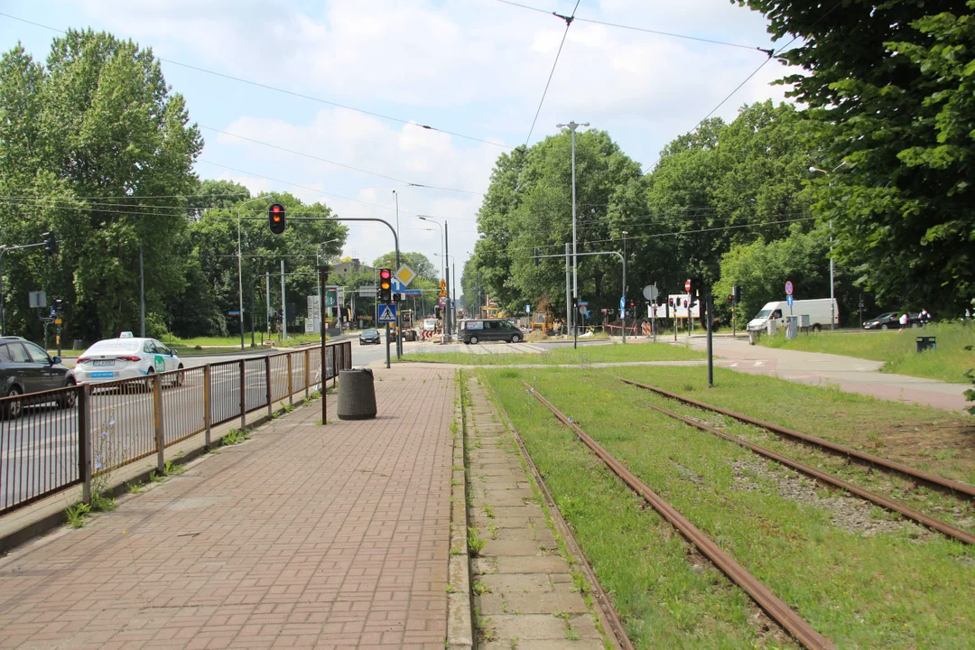 Nieczynne przystanki tramwajowe przy Konstantynowskiej