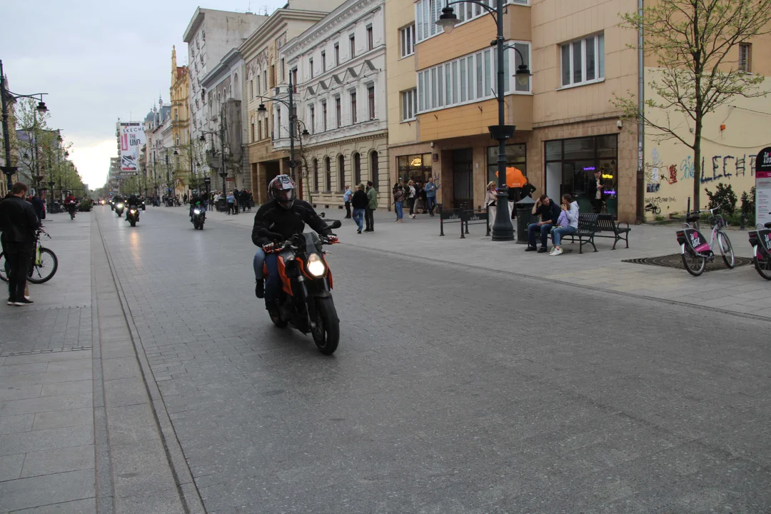 Wielka parada motocyklowa na ulicy Piotrkowskiej w Łodzi