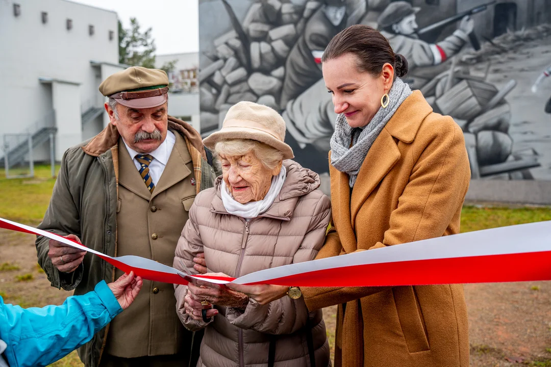 Chwała Armii Krajowej. Na budynku XXXIII LO w Łodzi pojawił się patriotyczny mural