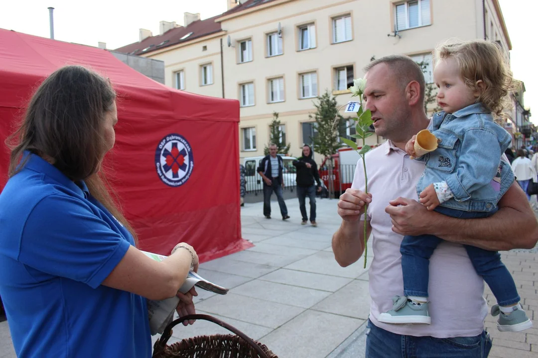 KCI rozdaje róże i gazety na kutnowskim Święcie Róży