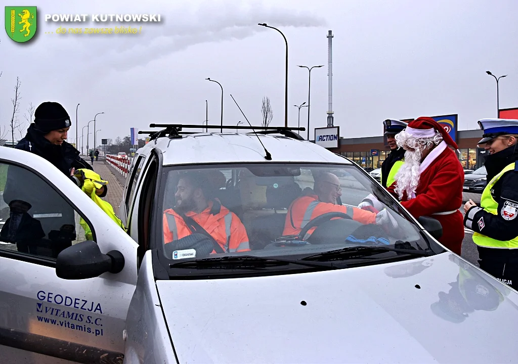 Władze powiatu kutnowskiego i funkcjonariusze policji rozdawali mieszkańcom odblaski z okazji mikołajek