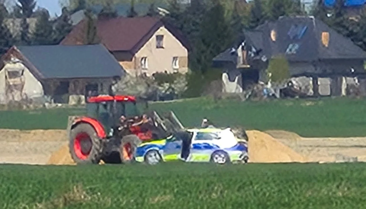 Spór o fermę w Ślepkowie Szlacheckim - mieszkańcy alarmują o problemach z drogą. Interweniowała gmina i policja