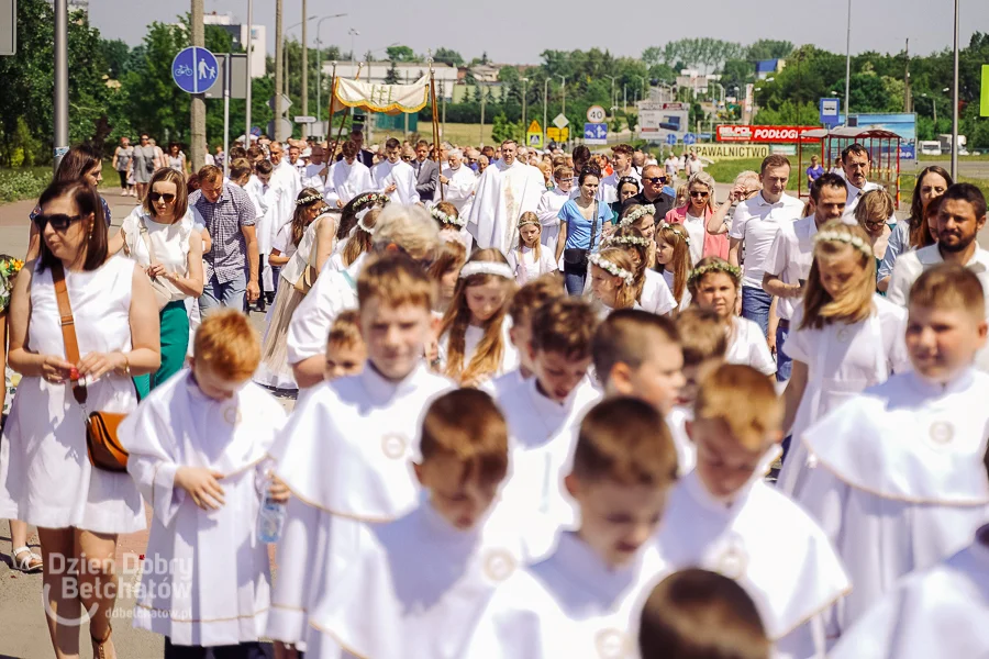 Procesja Bożego Ciała w Bełchatowie. Setki wiernych na ulicach miasta [FOTO] - Zdjęcie główne