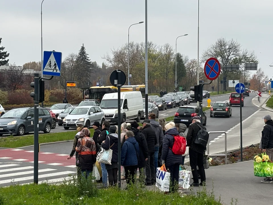 Korki w okolicach cmentarza na Dołach