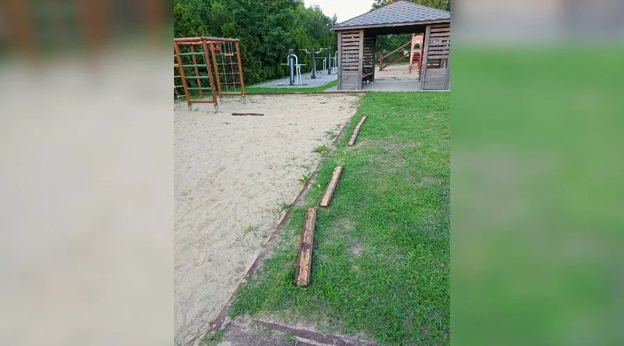 Demolka na placu zabaw w Moszczenicy