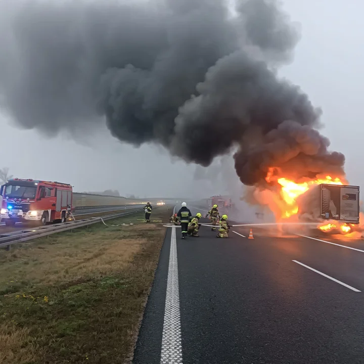 Pożar samochodu dostawczego na autostradzie A2 w Łódzkiem