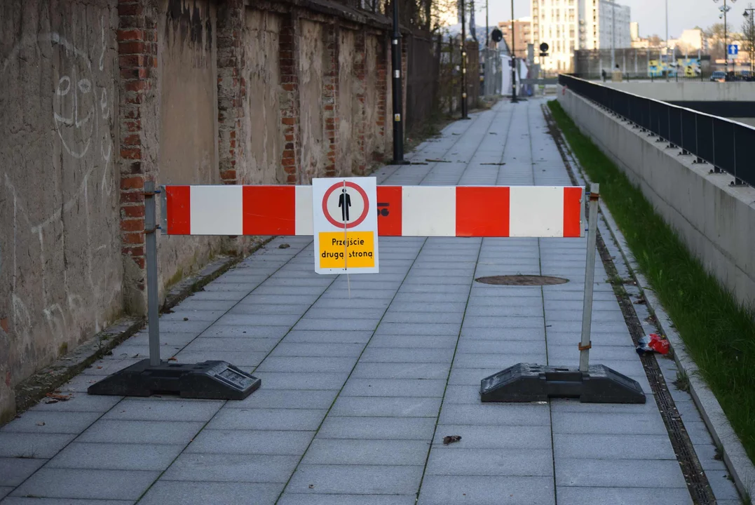 Zamykają podziemną ulicę w centrum Łodzi. Na miejscu sporo służb [zdjęcia]