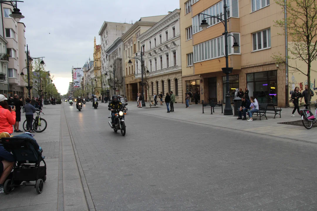 Wielka parada motocyklowa na ulicy Piotrkowskiej w Łodzi